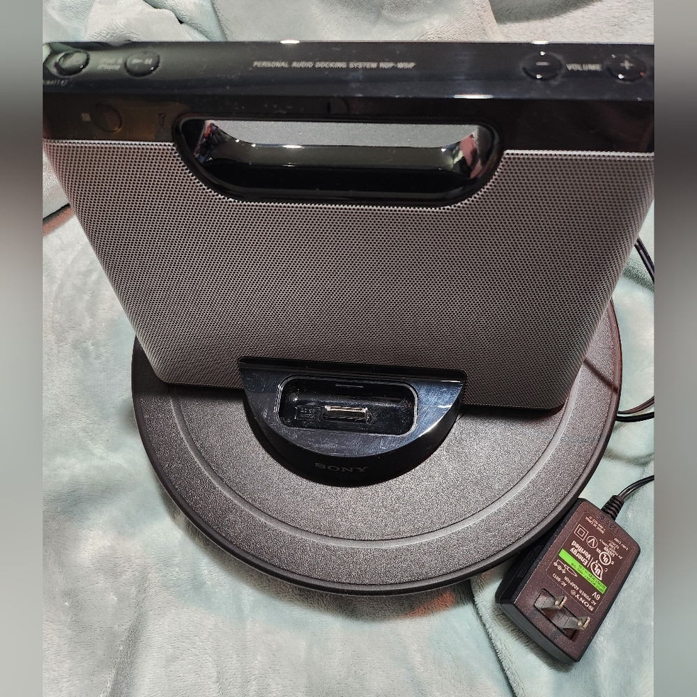 816. Sony Black Portable Speaker Dock